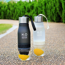 H2O 650ml-es BPA mentes műanyag kulacs gyümölcs facsaróval fekete színben