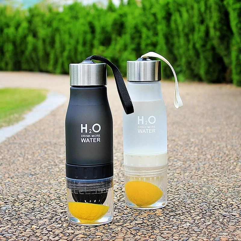 H2O 650ml-es BPA mentes műanyag kulacs gyümölcs facsaróval fehér színben